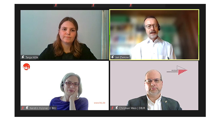Videokonferenz-Screenshot mit vier Personen, die in einer virtuellen Fachkonferenz miteinander sprechen.