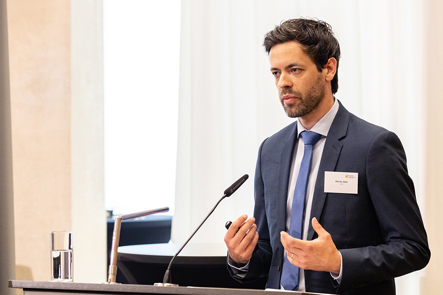 Moritz Ader während der Keynote-Speech am Rednerpult.