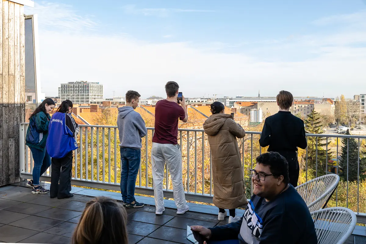 Teilnehmende des Beteiligungsworkshops auf der Dachterrasse.