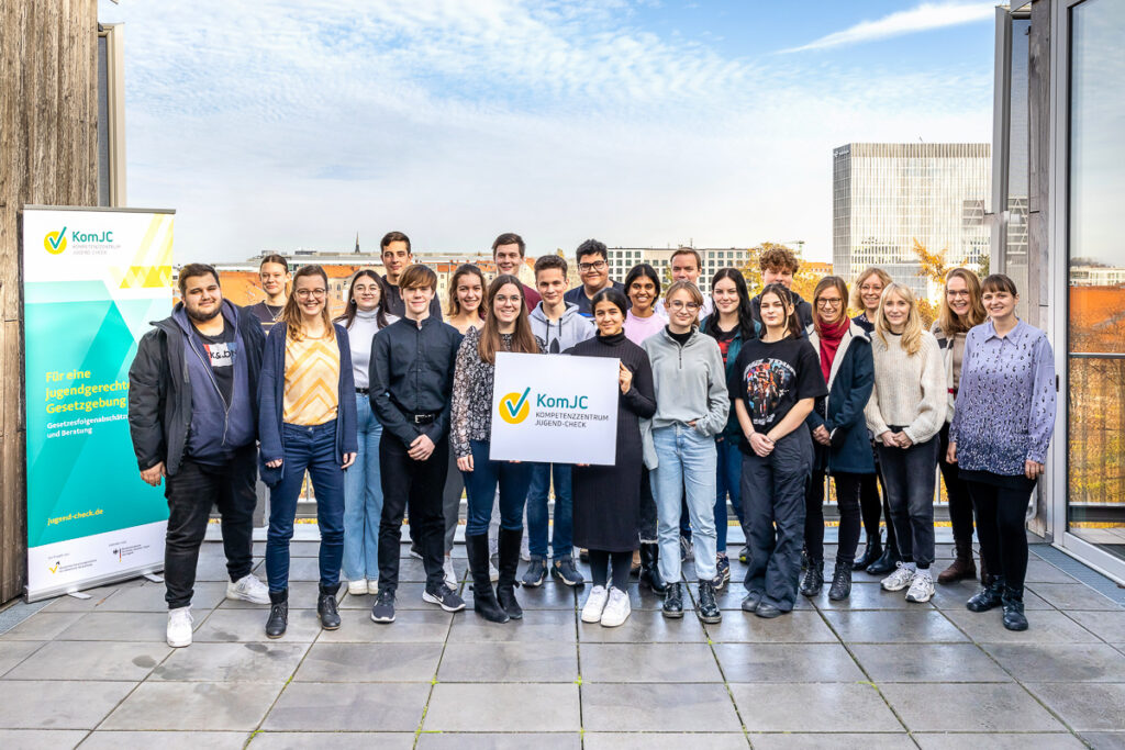 Gruppenbild der Teilnehmenden des Beteiligungsworkshops auf einer Dachterrasse mit Blick über Berlin.