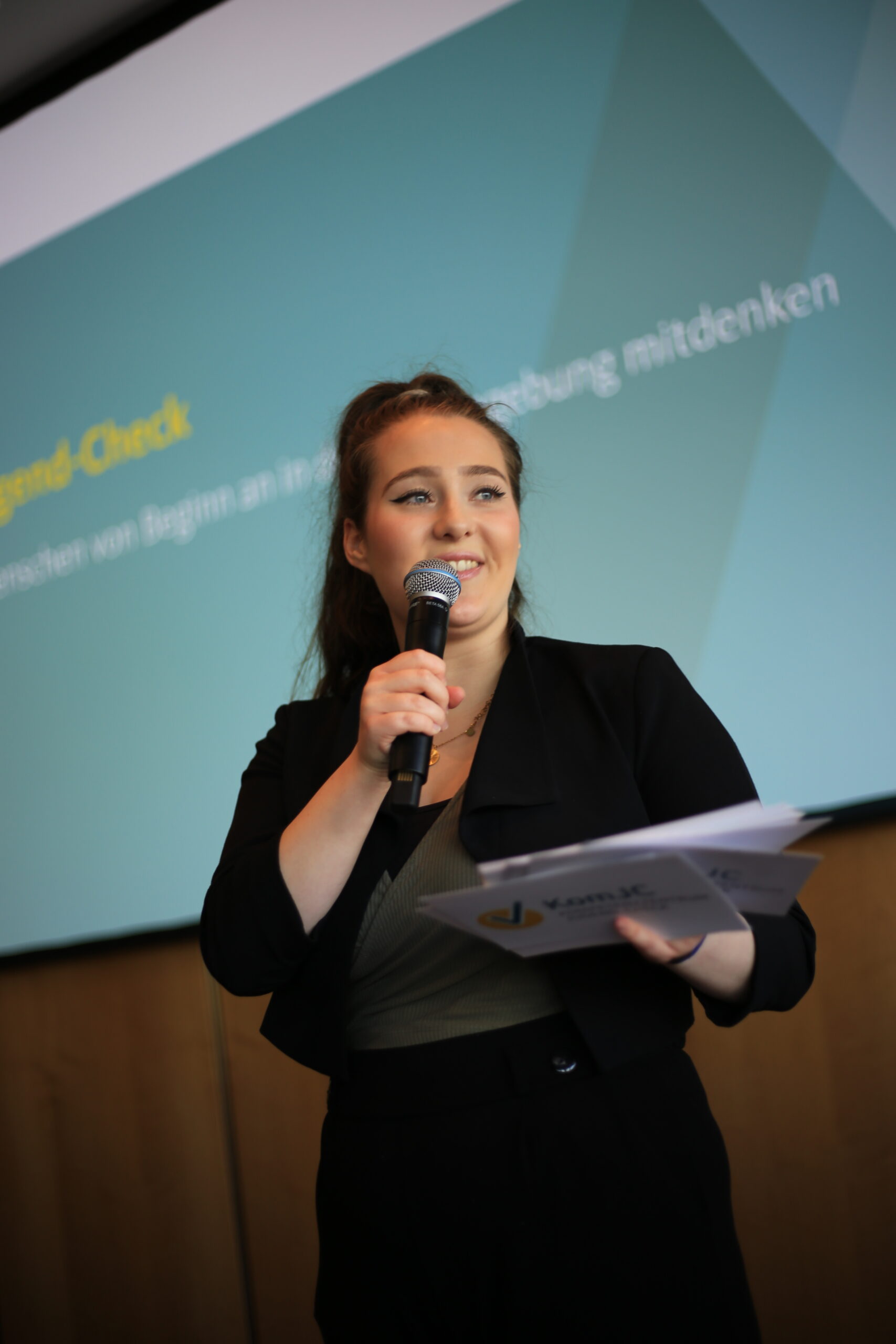 Milena Neumes, Moderatorin der Fachveranstaltung, spricht ins Mikrofon