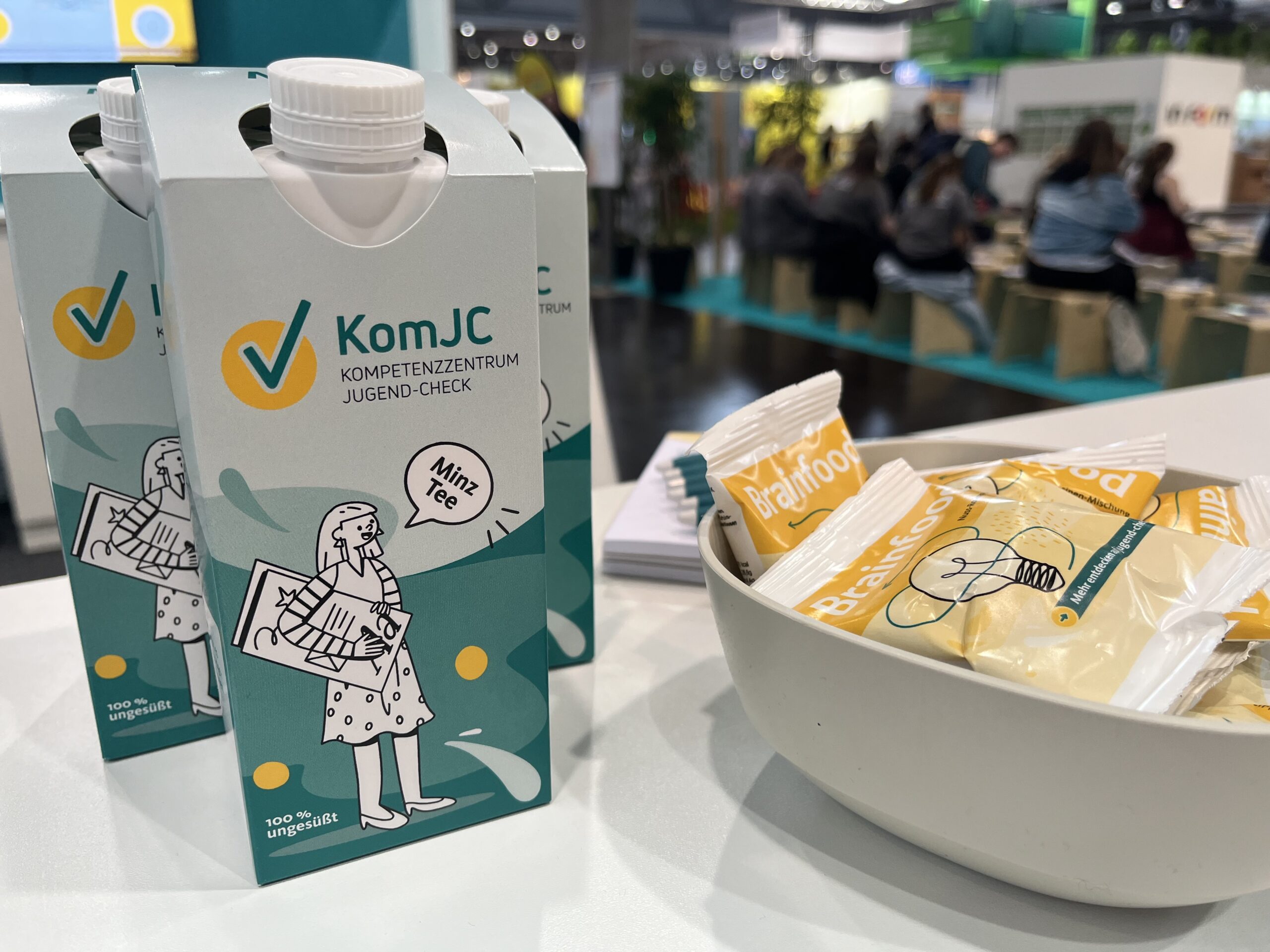 Give-Aways des KomJC auf der Messe: Minztee und Nüsse