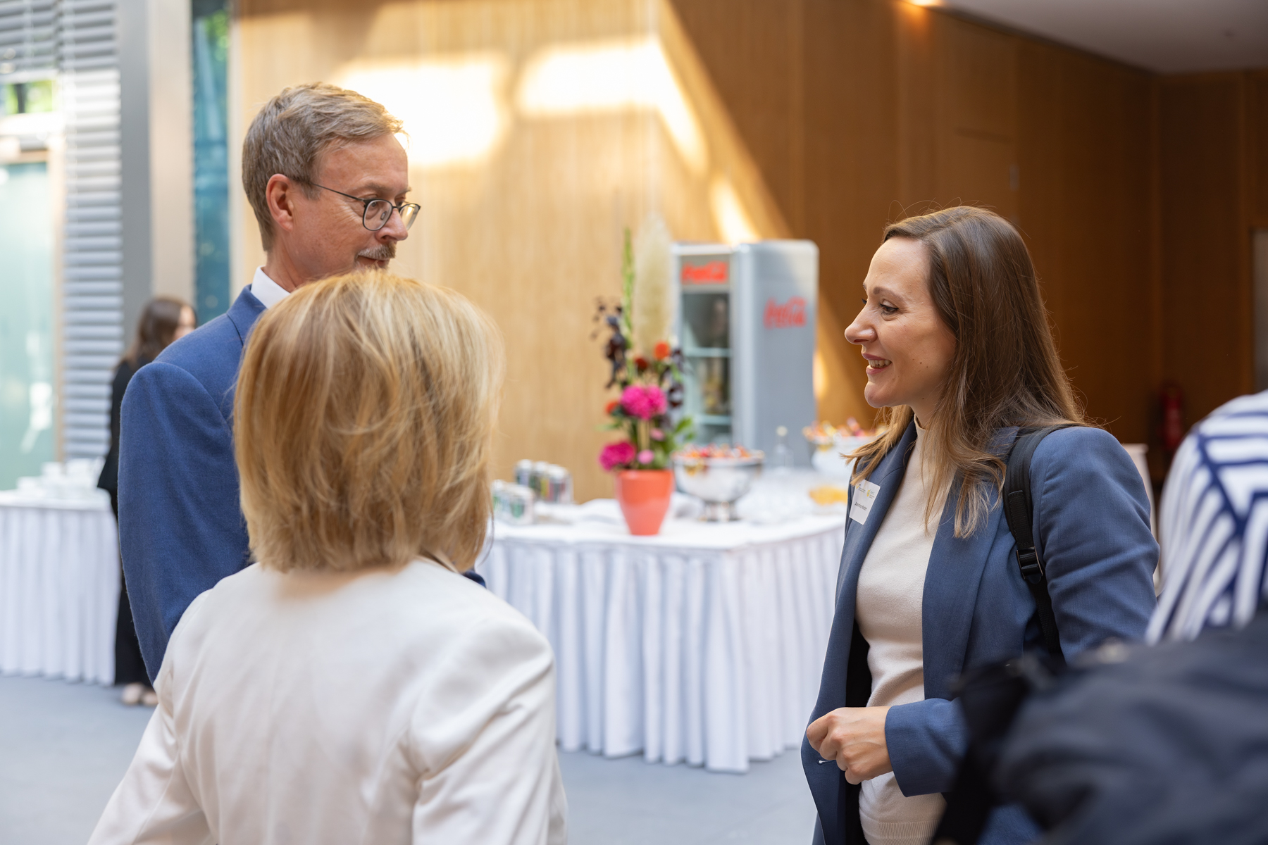 Jasmina Hostert im Gespräch.