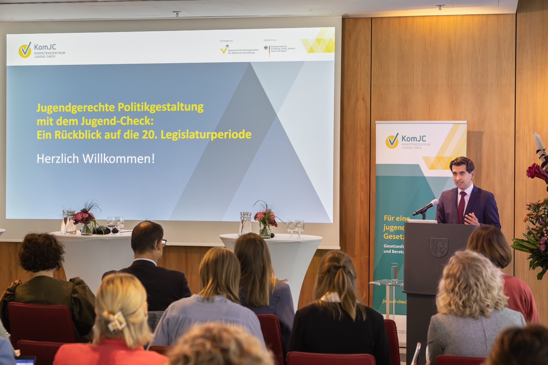 Dr. Roßbach am Rednerpult