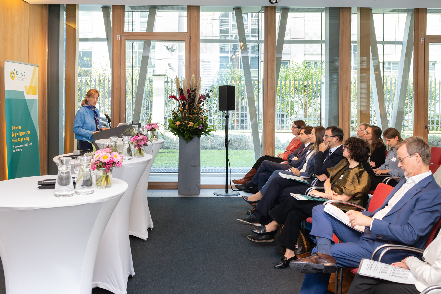 Karin Prien am Rednerpult und Publikum