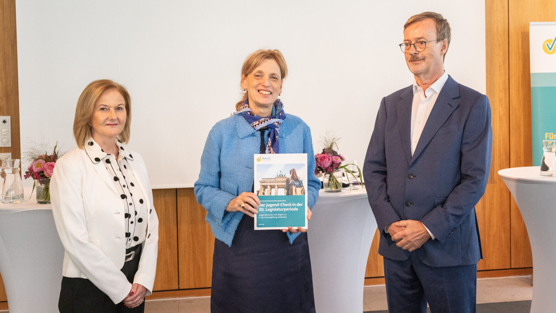 Dr. Silke I. Keil und Prof. Dr. Jan Ziekow übergeben den Bericht an Bundesjugendministerin Karin Prien.