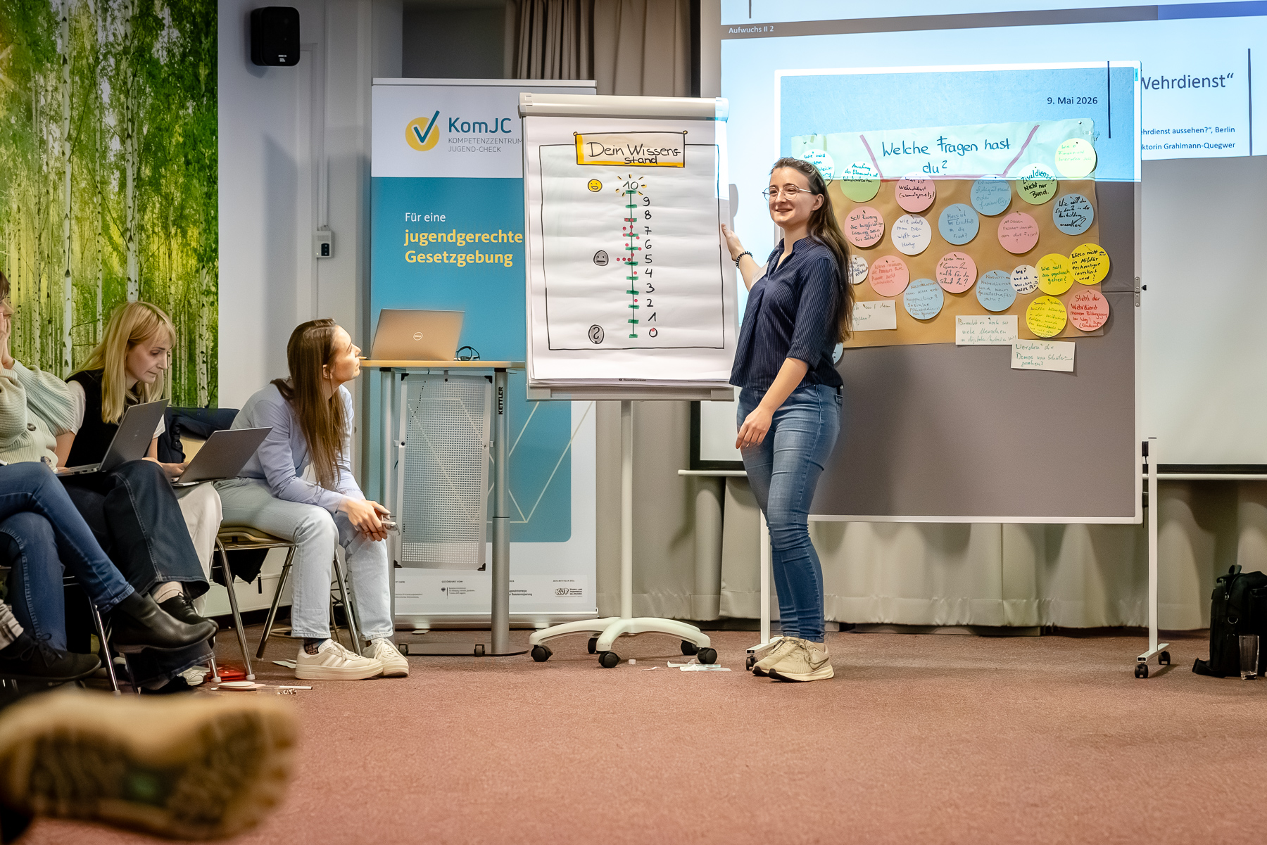 Eine Mitarbeiterin des KomJC bei der Vorstellung des Wissensstands der Teilnehmenden.