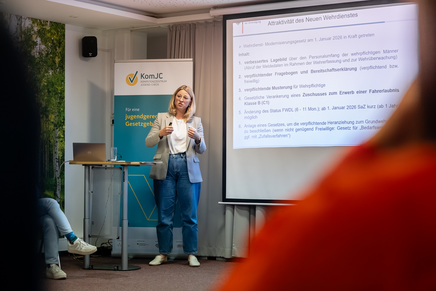 Die Referentin des BMVg während der Präsentation.
