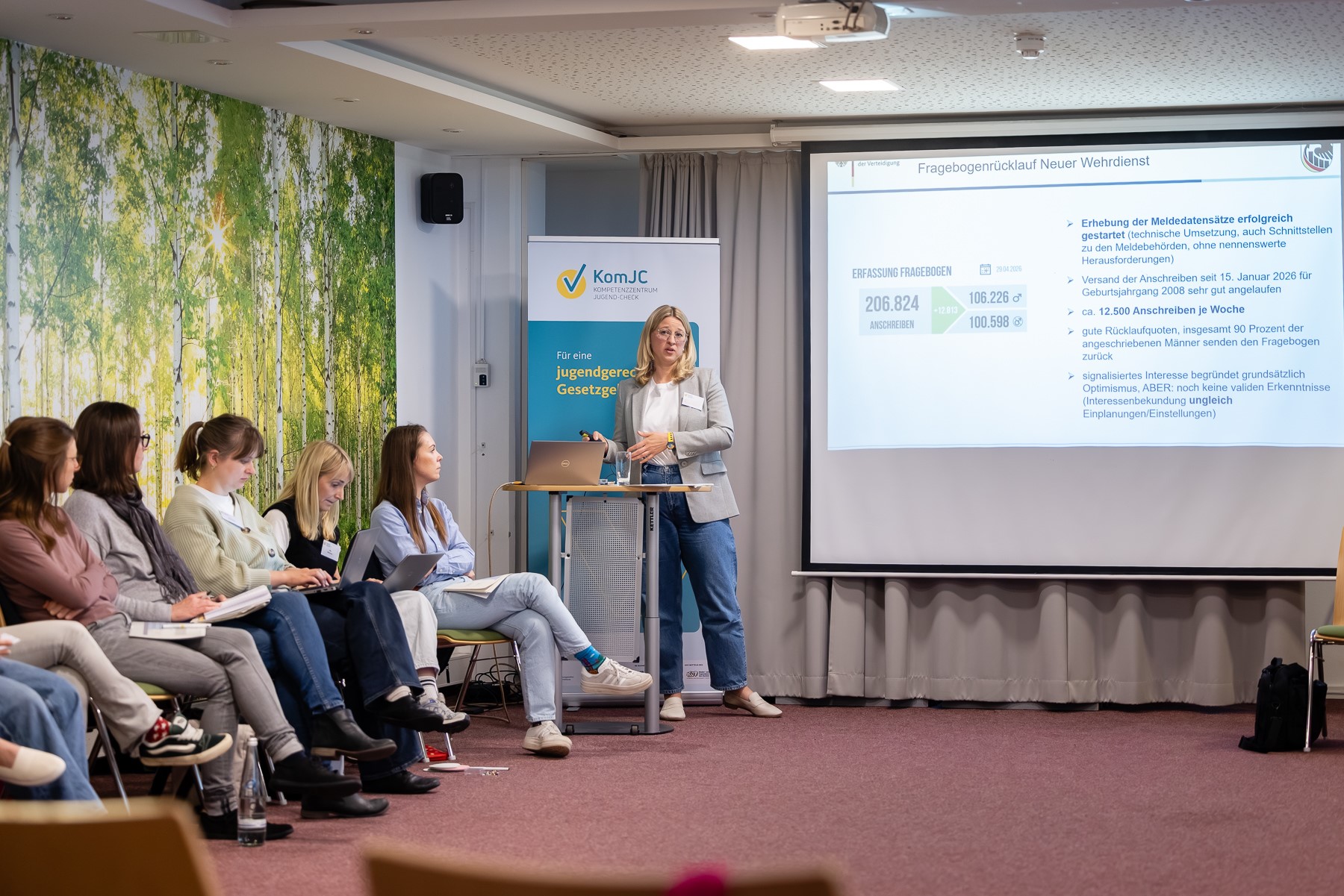 Die Referentin aus dem BMVg während der Präsentation zum Neuen Wehrdienst.